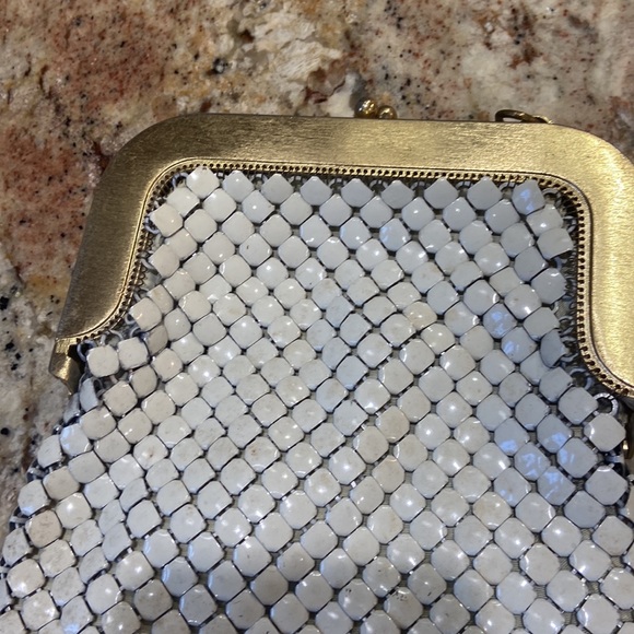 Vintage Whiting and Davis white bag 1970’s - Picture 10 of 11